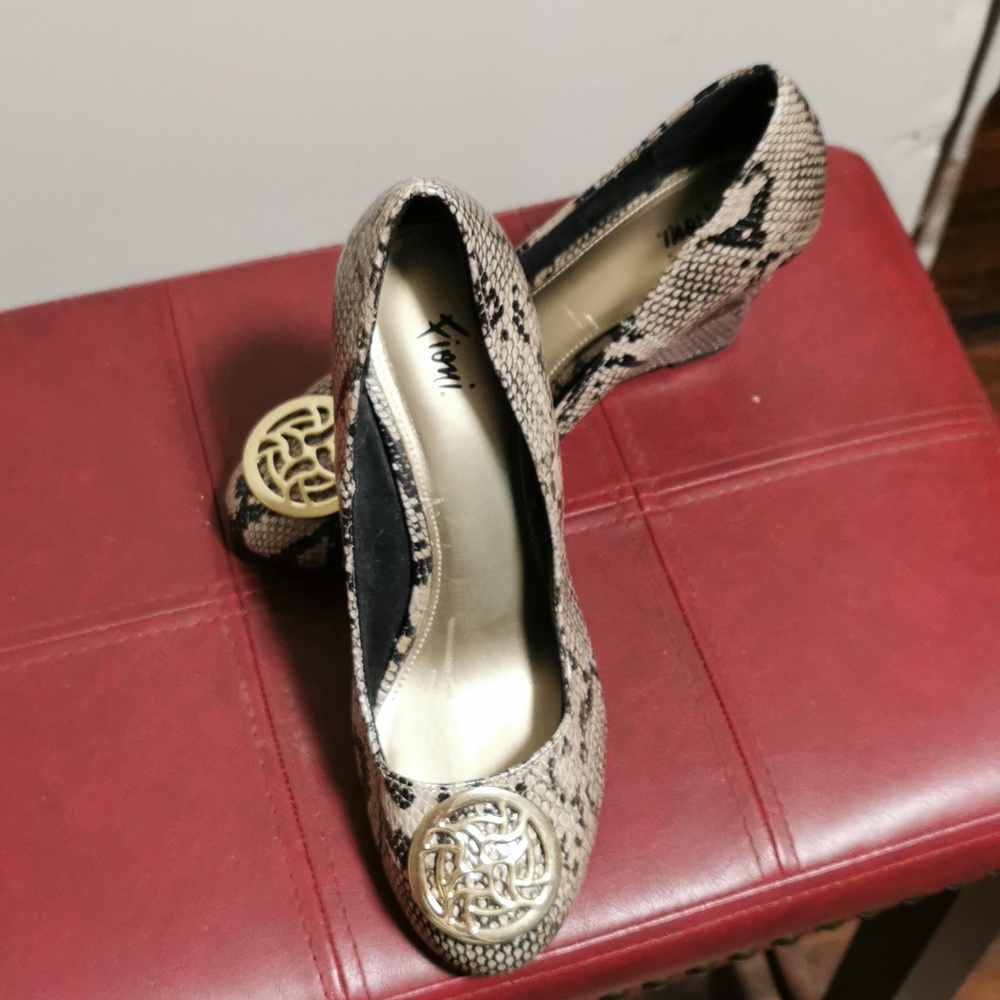 Fioni ladies wedge dress shoe. Snakeskin size 7